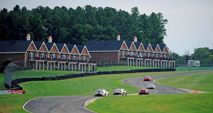 Historic home, Sleeps 10, VIR 2 miles,Hyco lake 8 mi., Fire Pit, Historic Milton