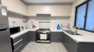 Frigorífico, microondas, placa de cocina y hervidor eléctrico