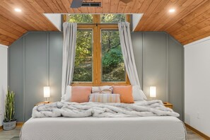 5 bedrooms, desk, iron/ironing board, WiFi