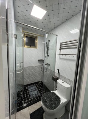 Regadera, toallas, jabón, papel de baño 