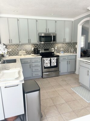 Mikrovågsugn, ugn, spishäll och diskmaskin