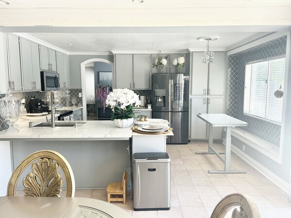 Mikrovågsugn, ugn, spishäll och diskmaskin