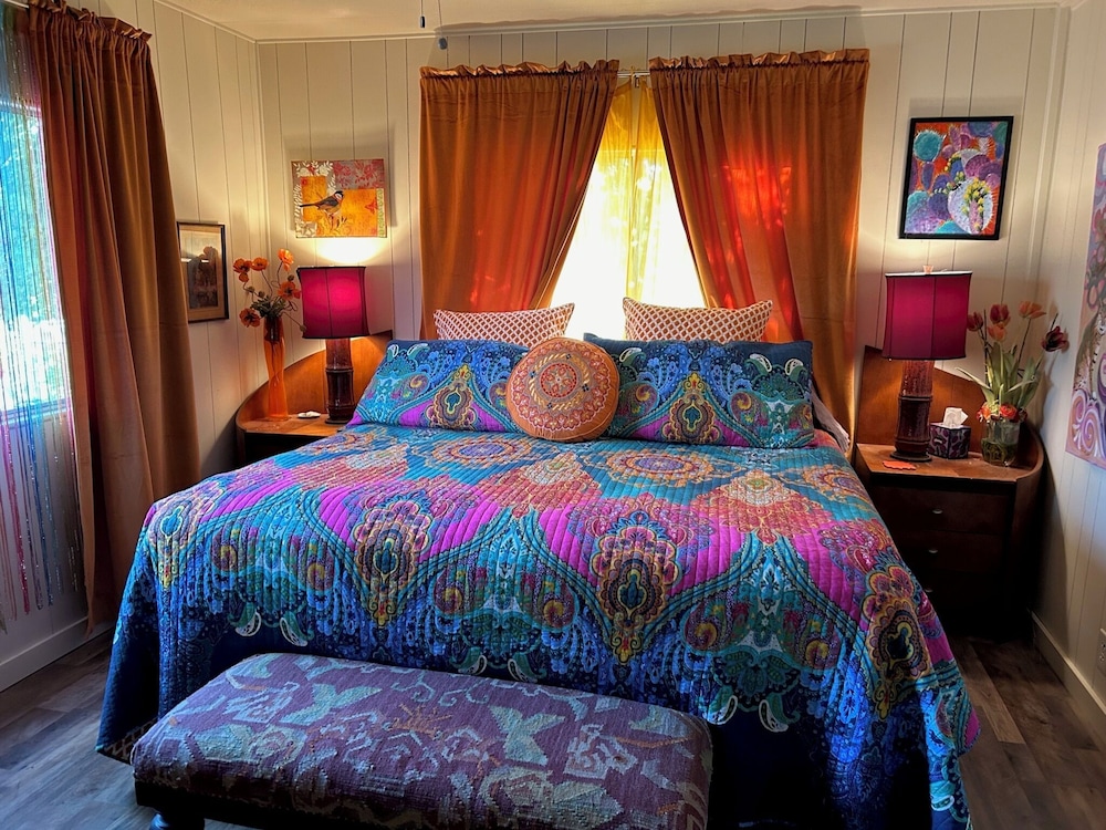 Artistic home and gardens Just a stones throw to Roosevelt Lake