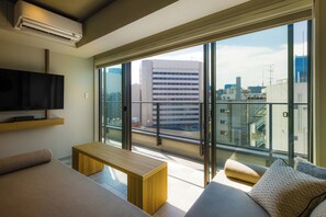 Deluxe-Vierbettzimmer, Sauna, Stadtblick | Daunenbettdecken, Zimmersafe, Schreibtisch, Verdunkelungsvorhänge