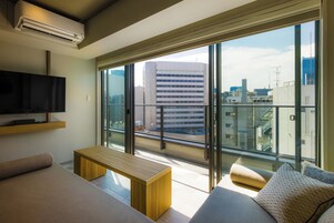 Deluxe Dört Kişilik Oda, Sauna, Şehir Manzaralı | Kuştüyü yorgan, odada kasa, masa, güneşlik/perde 