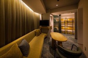 Deluxe-Vierbettzimmer, Nichtraucher, Stadtblick (Bunk Bed Room) | Daunenbettdecken, Zimmersafe, Schreibtisch, Verdunkelungsvorhänge