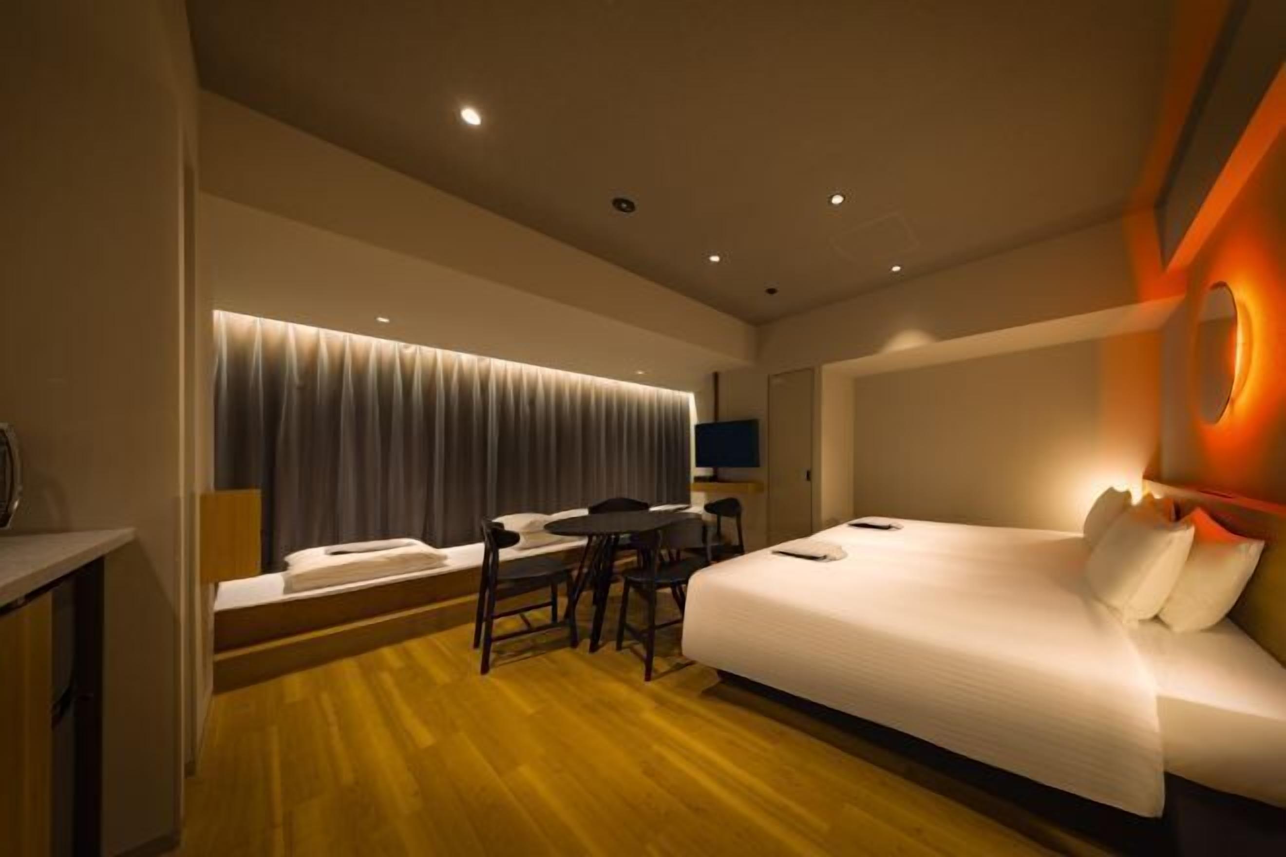 Down comforters, in-room safe, desk, blackout drapes