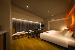 Deluxe vierpersoonskamer, niet-roken, uitzicht op de stad (Western style Room) | Donsdekens, een kluis op de kamer, een bureau, verduisterende gordijnen