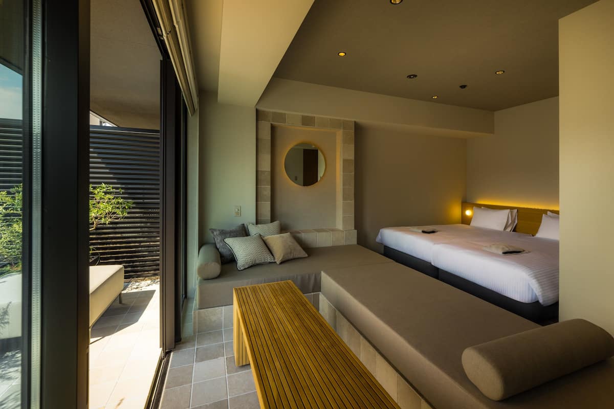 Deluxe-Vierbettzimmer, Sauna, Stadtblick | Daunenbettdecken, Zimmersafe, Schreibtisch, Verdunkelungsvorhänge