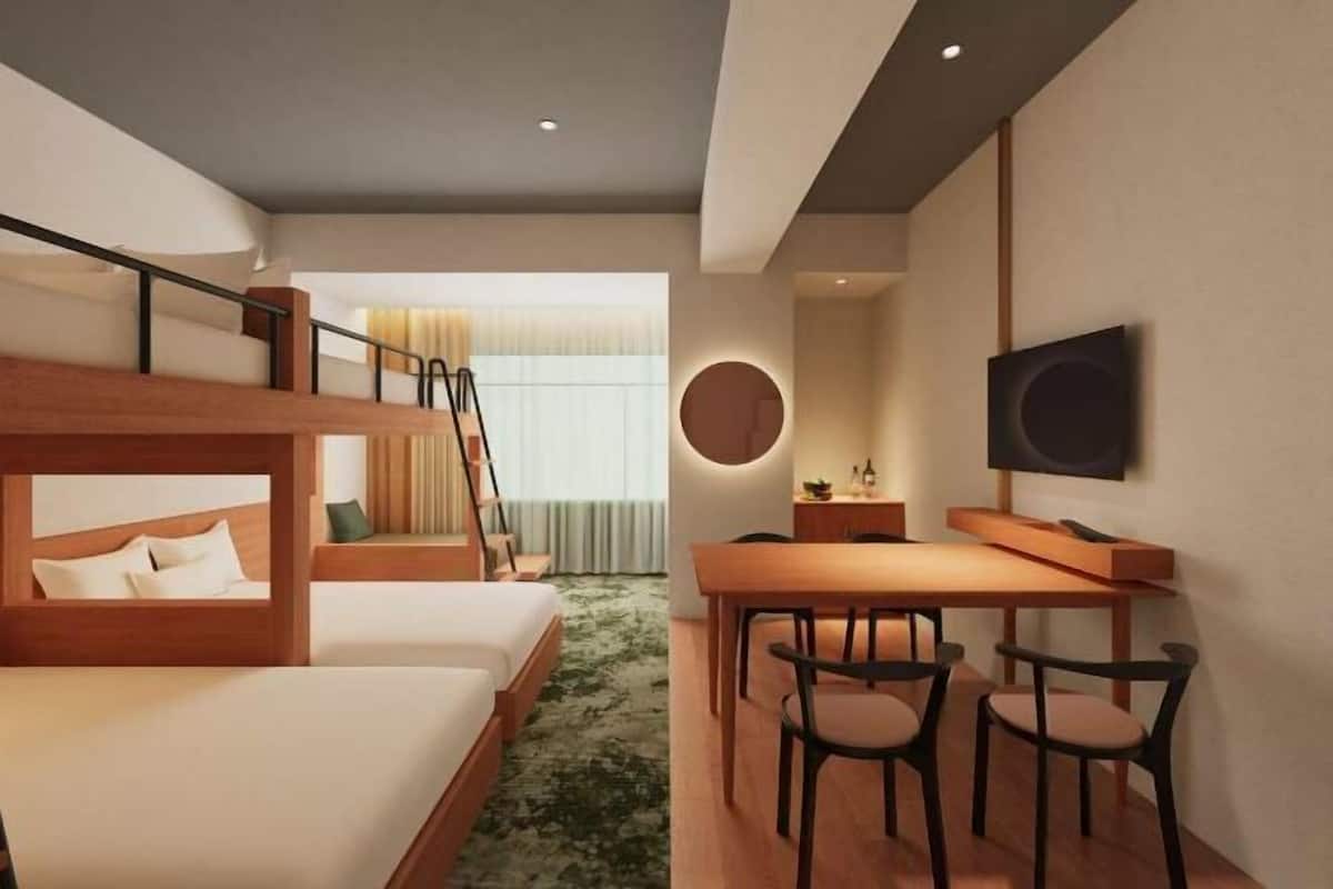 Edredons de pluma, cofres nos quartos, escrivaninha, cortinas blackout