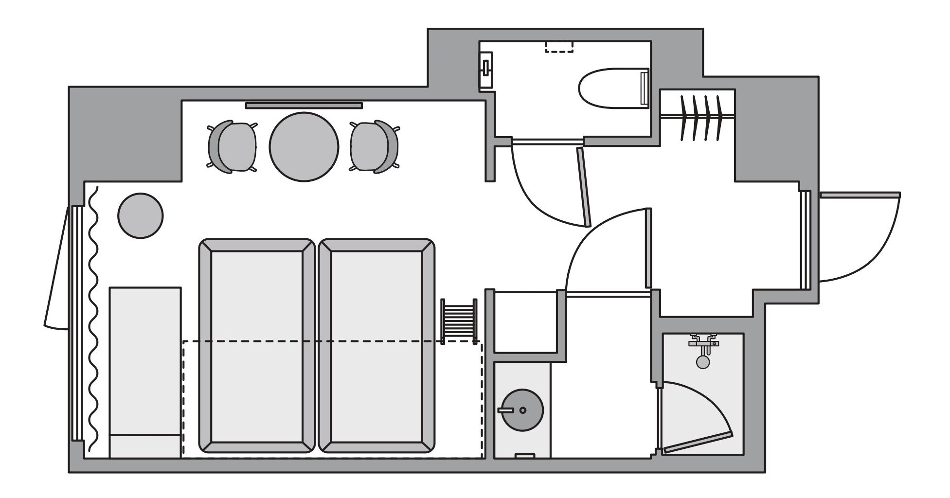 Plano de una habitación de hotel con una cama doble, un escritorio, una silla, una mesita, un sofá, un televisor, un baño con ducha, inodoro y lavabo.