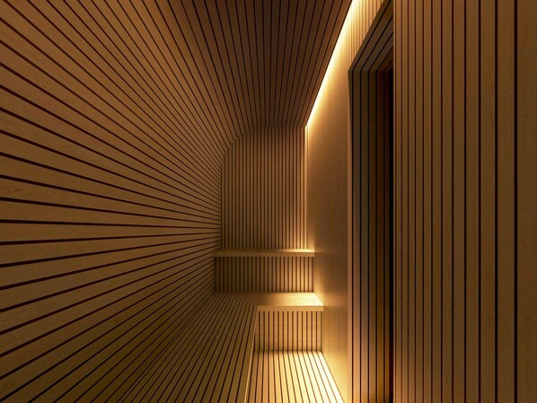 Habitació quàdruple Deluxe, sauna, vistes a la ciutat | Cobrellits, caixa forta a l'habitació, escriptori i cortines opaques 
