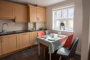 Dining - Modern 2-Bed Flat in Tavistock Centre (Tavistock)