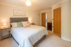 2 bedrooms, iron/ironing board, WiFi, bed sheets - Modern 2-Bed Flat in Tavistock Centre (Tavistock)