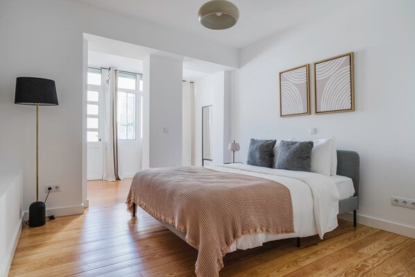 3 chambres, fer et planche à repasser, Wi-Fi, draps fournis