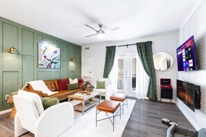 Smart-tv, een open haard, een stereo en een kantoor