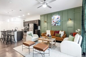 Smart-TV, Kamin, Stereoanlage, Arbeitsbereiche