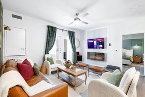 Smart-TV, Kamin, Stereoanlage, Arbeitsbereiche