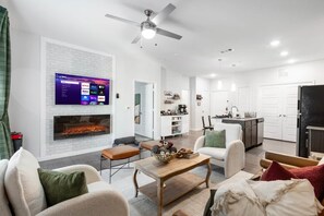 Smart-tv, een open haard, een stereo en een kantoor