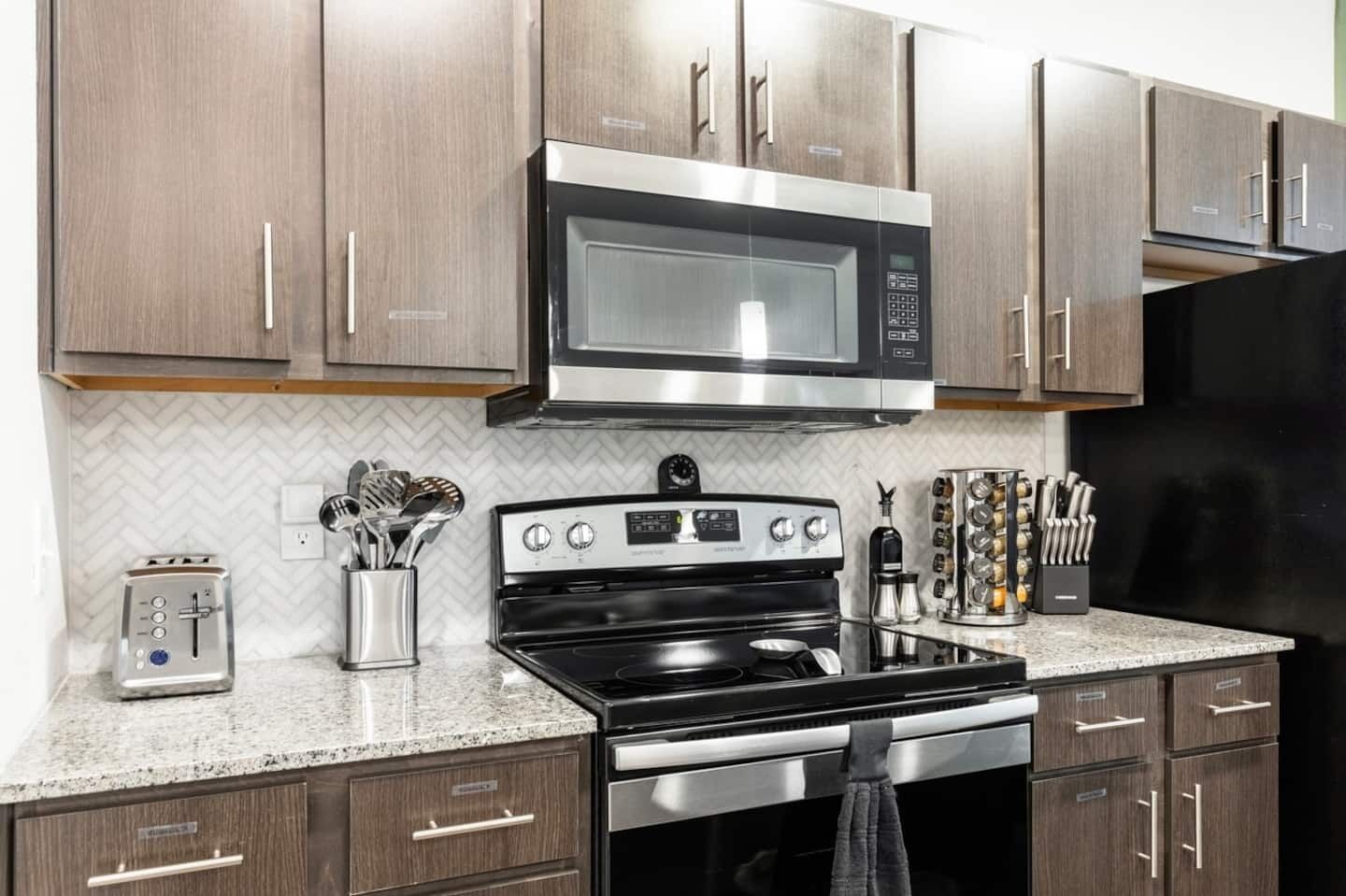 Réfrigérateur, micro-ondes, four, plaque de cuisson