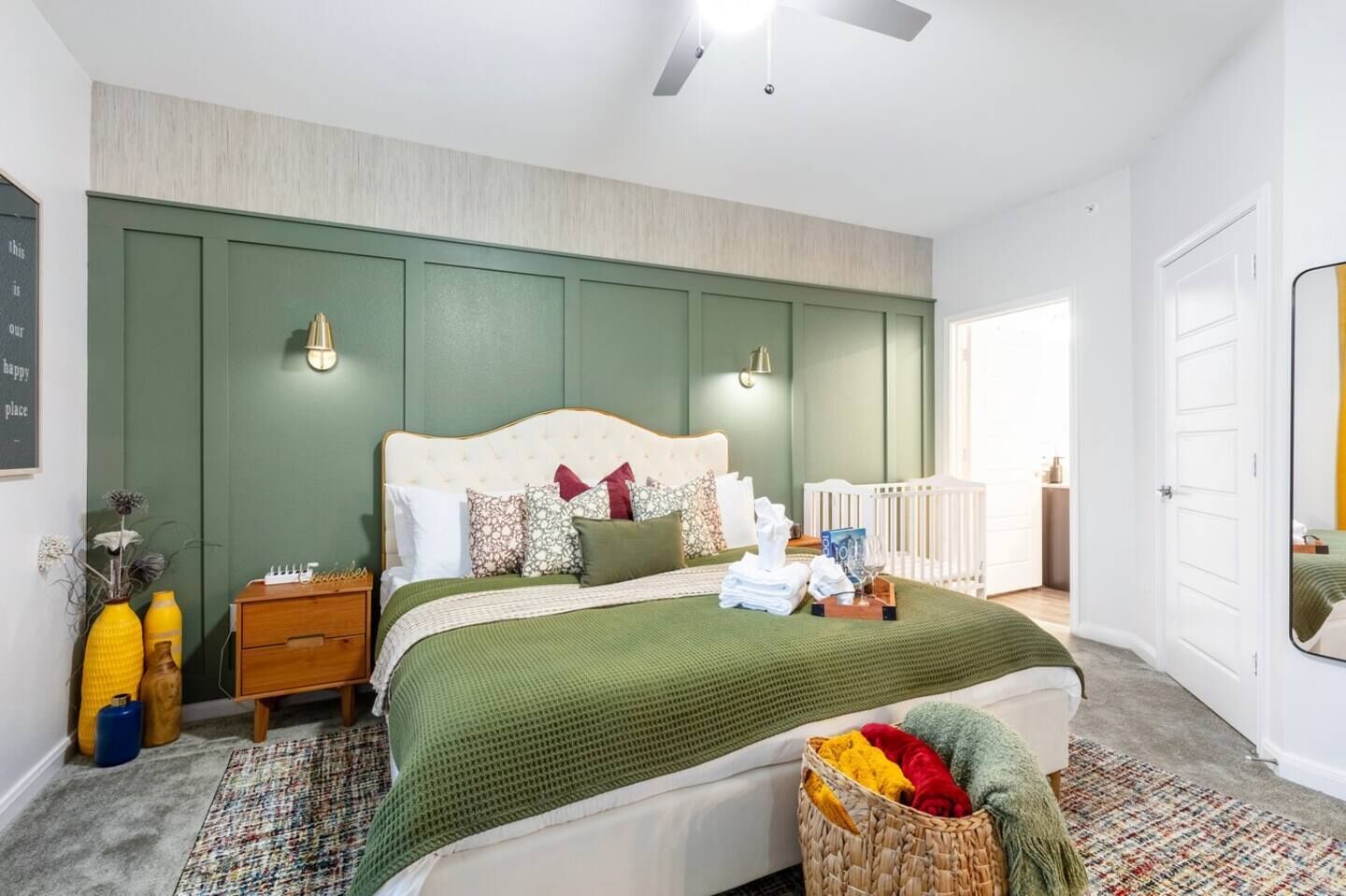 1 sovrum, värdeförvaringsskåp på rummet och skrivbord