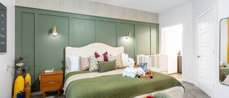 1 sovrum, värdeförvaringsskåp på rummet och skrivbord