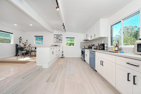 Réfrigérateur, micro-ondes, four, plaque de cuisson. Charming 2-bedroom house with WiFi and AC in Rosemead