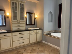 Regadera, tina de hidromasaje, secadora de cabello, bidet