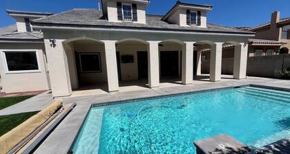 Luxurious 4-bedroom house with courtyard and pool in Las Vegas