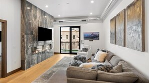 Smart TV y chimenea 