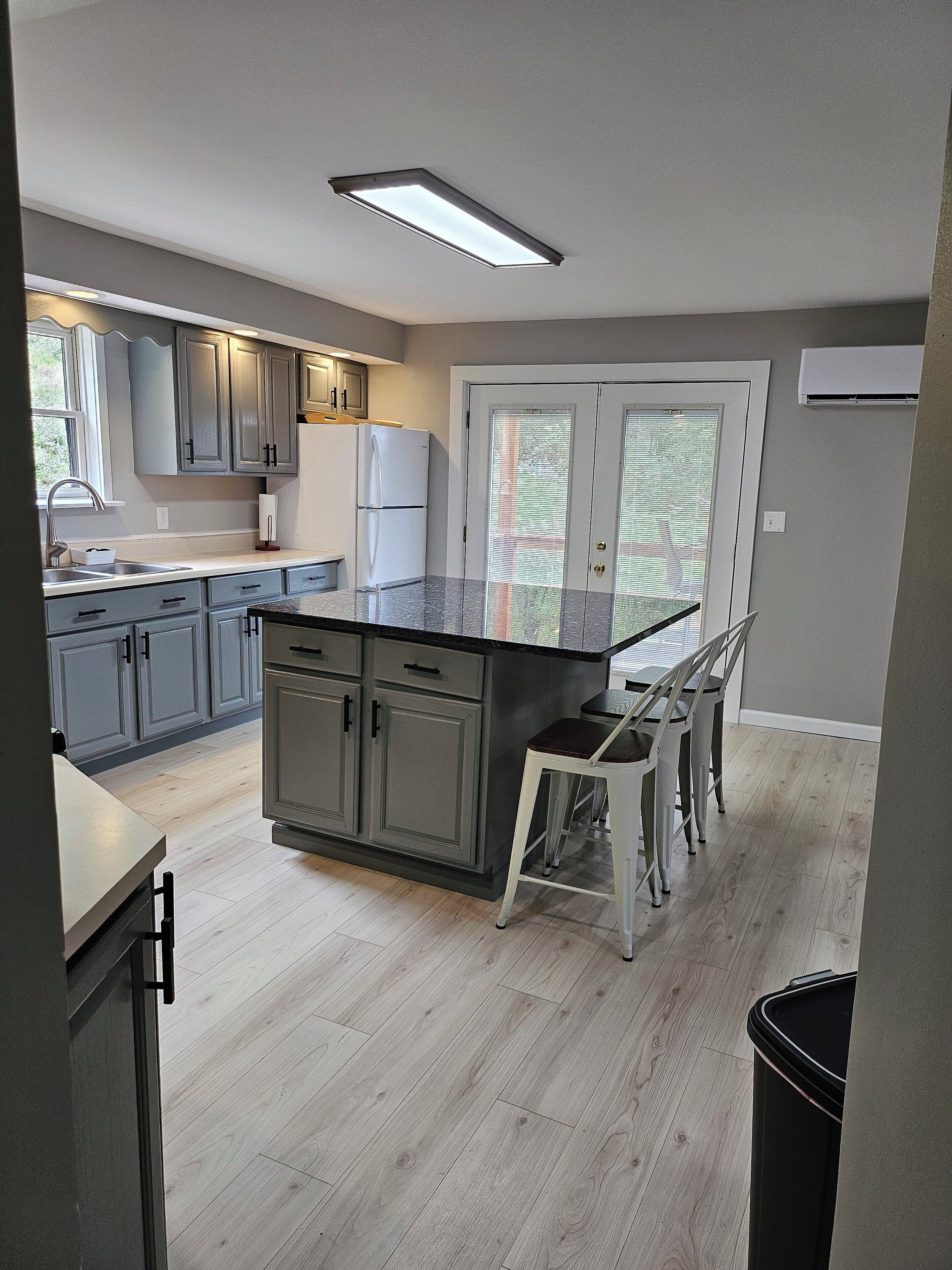 ثلاجة، ميكروويف، فرن، موقد طهي مسطح