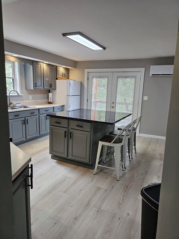 Kjøleskap, mikrobølgeovn, ovn og kokeplater