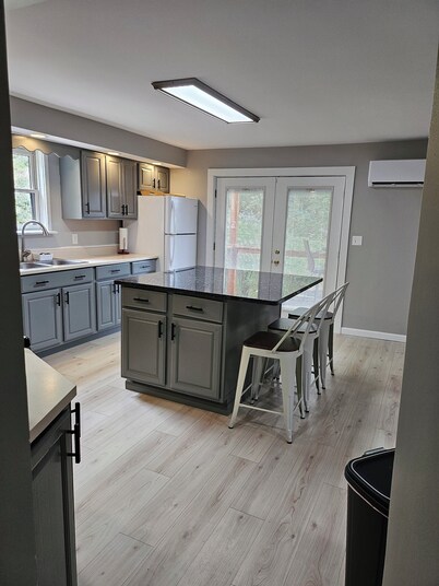 Sleeps 10 in Thomas. Walk to Purple Fiddle Close to Davis &Canaan Dog Friendly