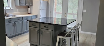 Sleeps 10 in Thomas. Walk to Purple Fiddle Close to Davis &Canaan Dog Friendly