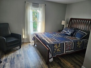 3 slaapkamers, een strijkplank/strijkijzer, wifi, beddengoed