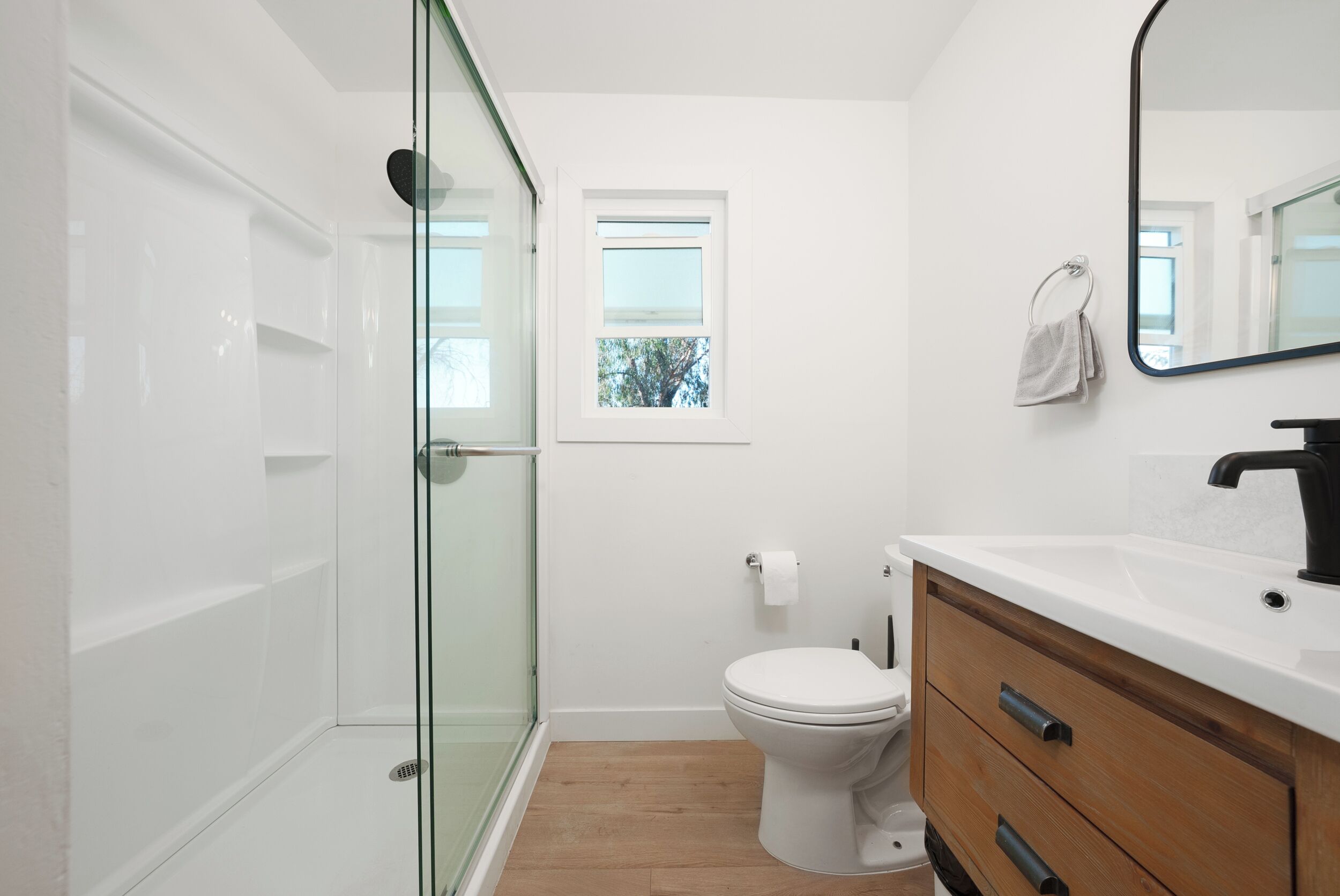 Douche, sèche-cheveux, serviettes fournies, savon