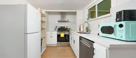 Refrigerador, microondas, horno y parrilla de estufa