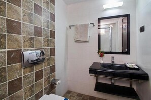 Chambre Deluxe double | Salle de bain | Articles de toilette (gratuits), serviettes fournies, savon, shampooing