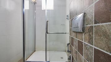 Deluxe Double Room | Bathroom | Free toiletries, towels, soap, shampoo