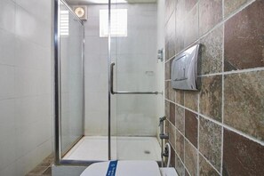Deluxe tweepersoonskamer | Badkamer | Gratis toiletartikelen, handdoeken, zeep, shampoo