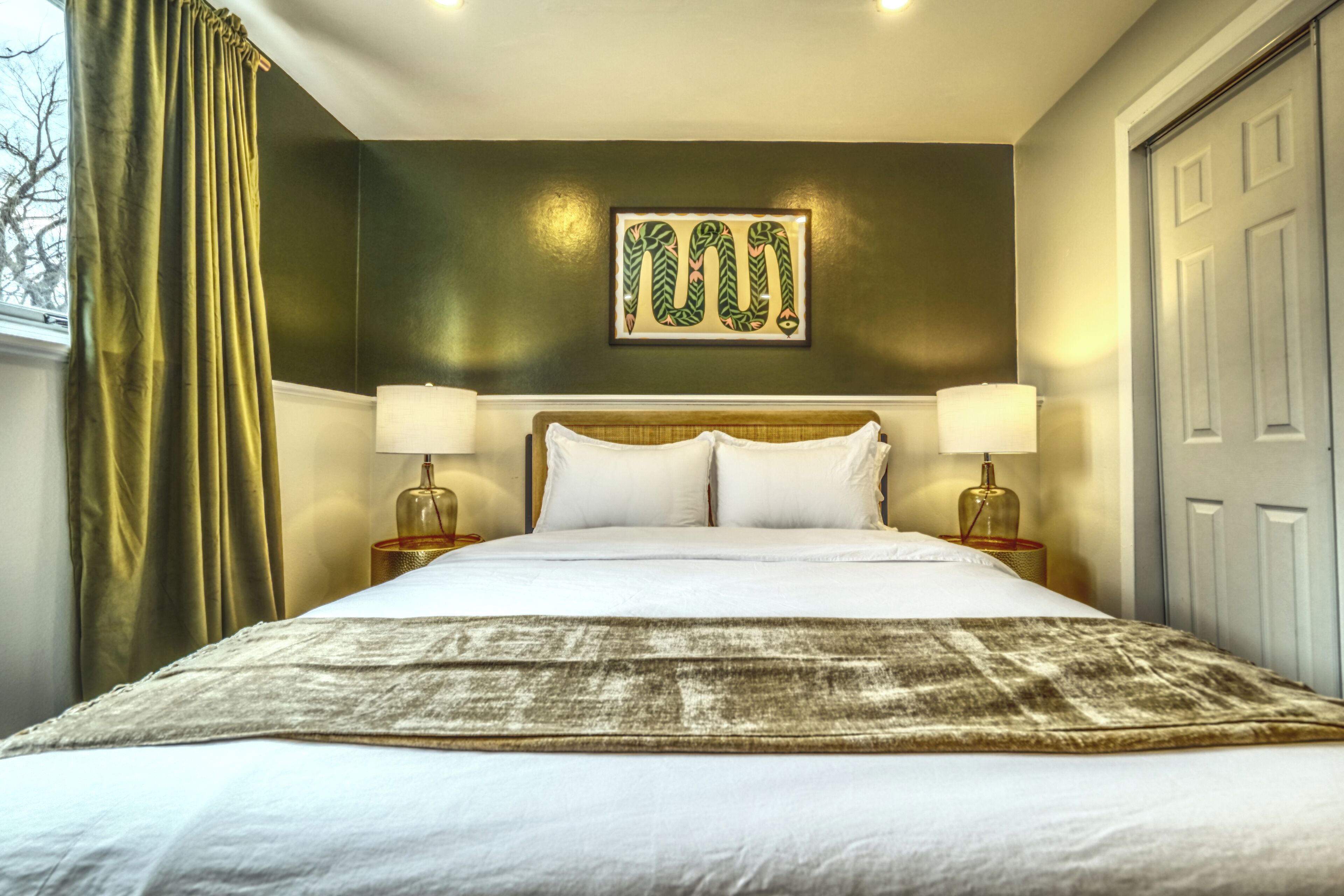 4 bedrooms, iron/ironing board, WiFi, bed sheets