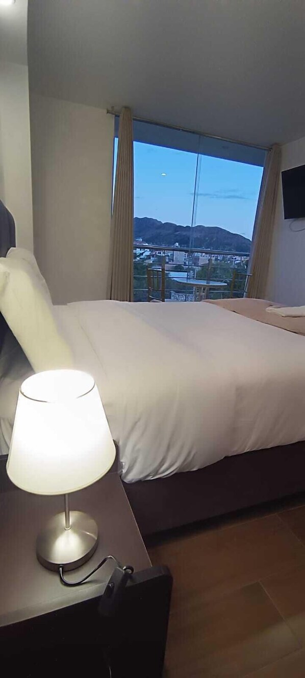 مكتب ومساحة عمل للكمبيوتر المحمول وواي فاي مجانًا