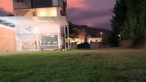Een gazon met een gebouw op de achtergrond.
