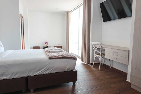 Deluxe tweepersoonskamer, uitzicht op bergen | Een bureau, een laptopwerkplek, gratis wifi