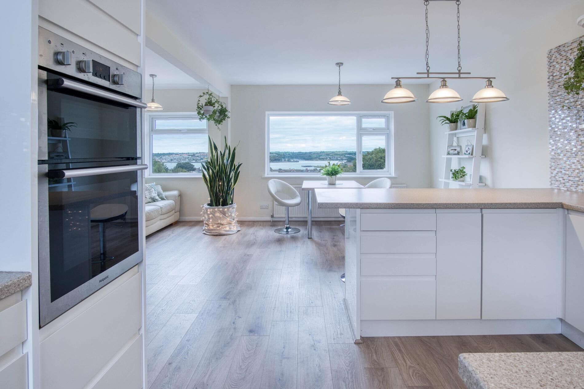 Mikroaaltouuni, uuni, ruokailupöytä, keittiösaareke