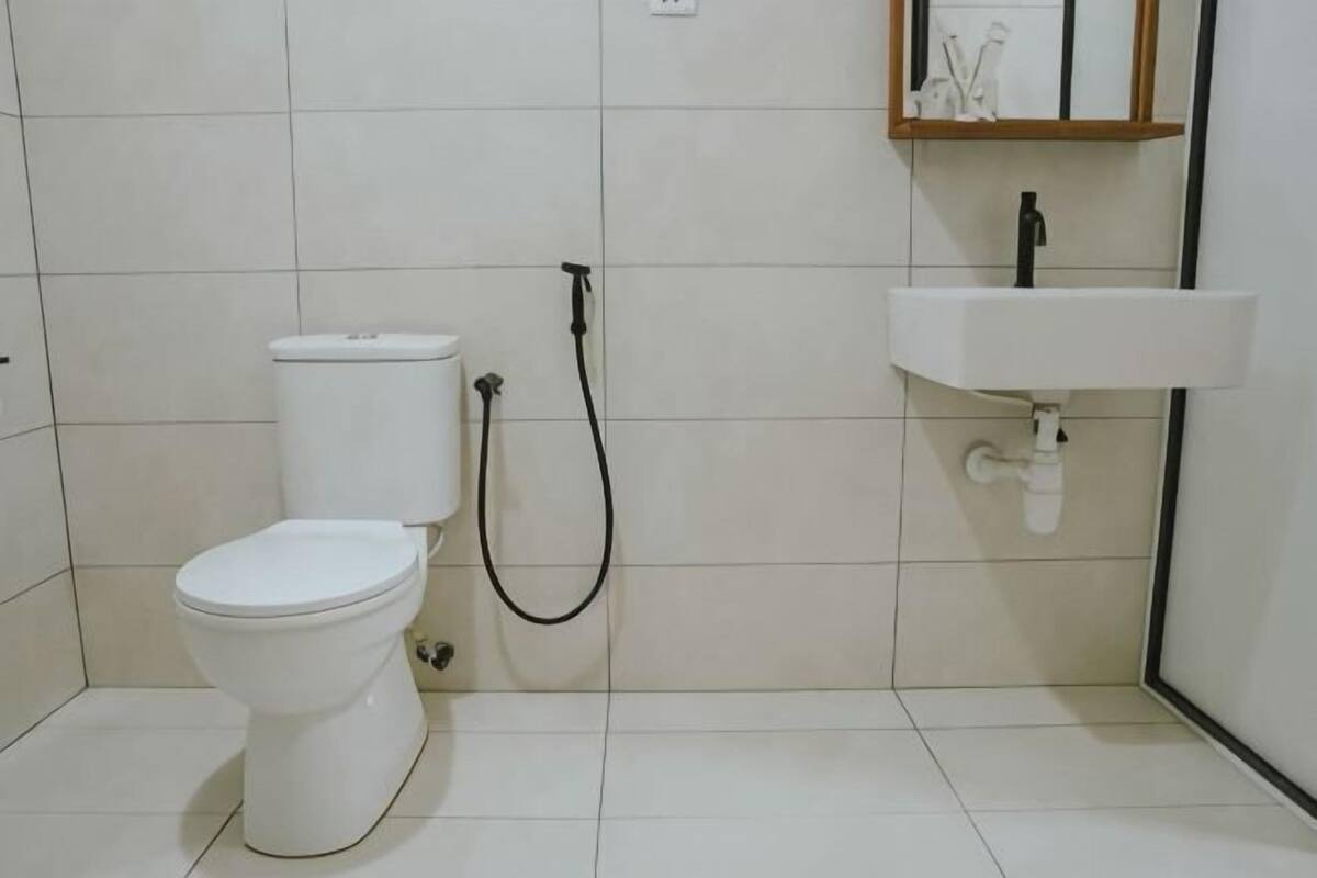 Un baño con inodoro, ducha y lavamanos.