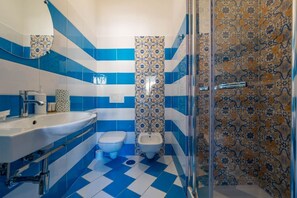 Een douche, een haardroger, een bidet, handdoeken