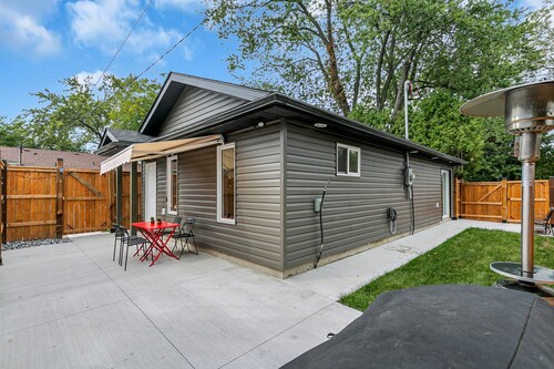 Luxury 2BR home with high ceilings with  BBQ/ patio in beautiful South Windsor.