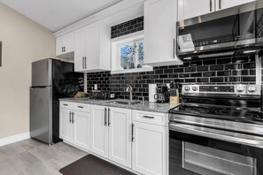 Køleskab, mikrobølgeovn, ovn, kogeplade