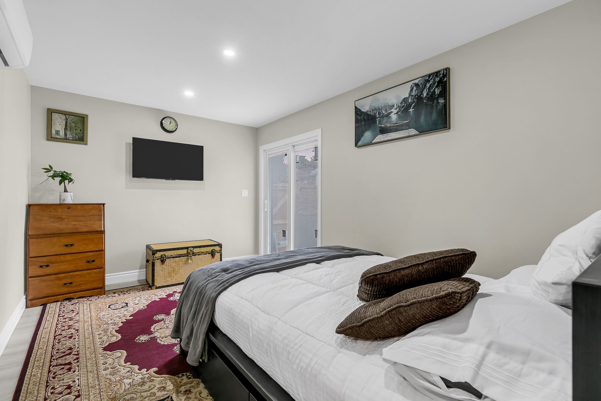 2 bedrooms, desk, travel cot, free WiFi